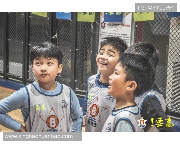 足球场上的小球星们热血激战展示青春风采卡通形象萌动精彩瞬间