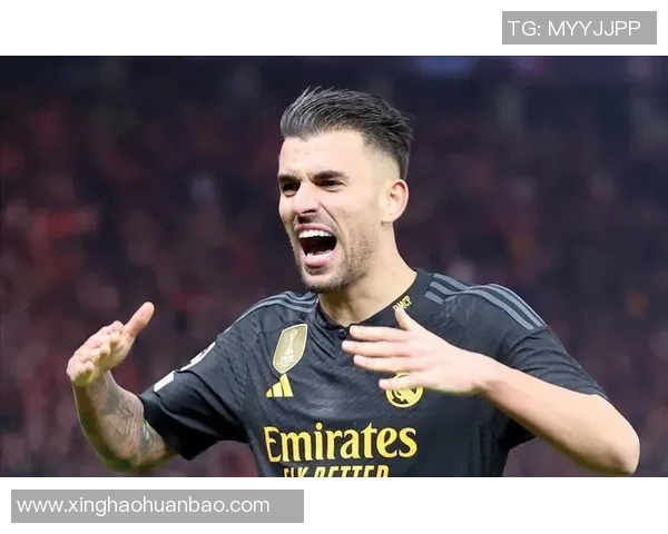 足球明星受伤被抬离赛场场面令人心疼 球迷为其担忧并送上祝福