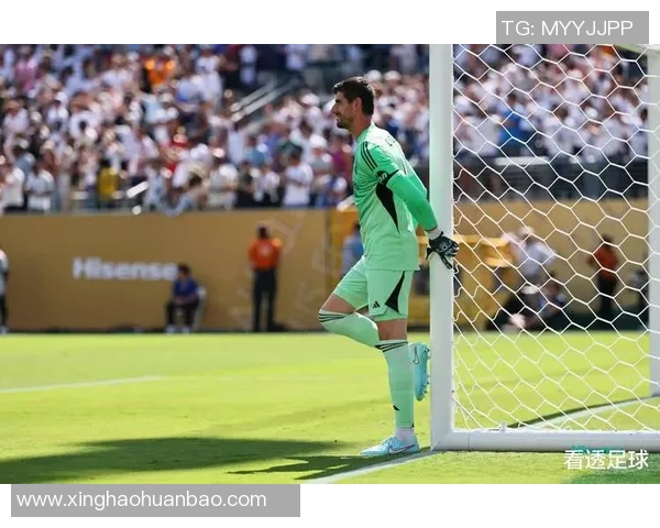 足球巨星赛场突遭意外摔倒引发全场观众热议关注