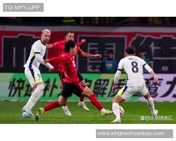 足球球星上演离奇碰瓷事件引发球迷热议真相扑朔迷离